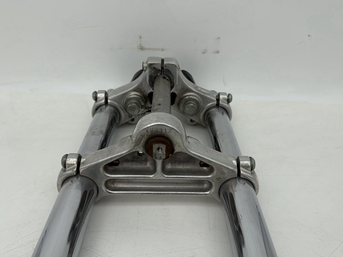 1999 - 2006 Harley-Davidson Dyna Super Glide Front Triple Tree Set & LH RH Fork Legs Sliders 45739-87 , 46076-04