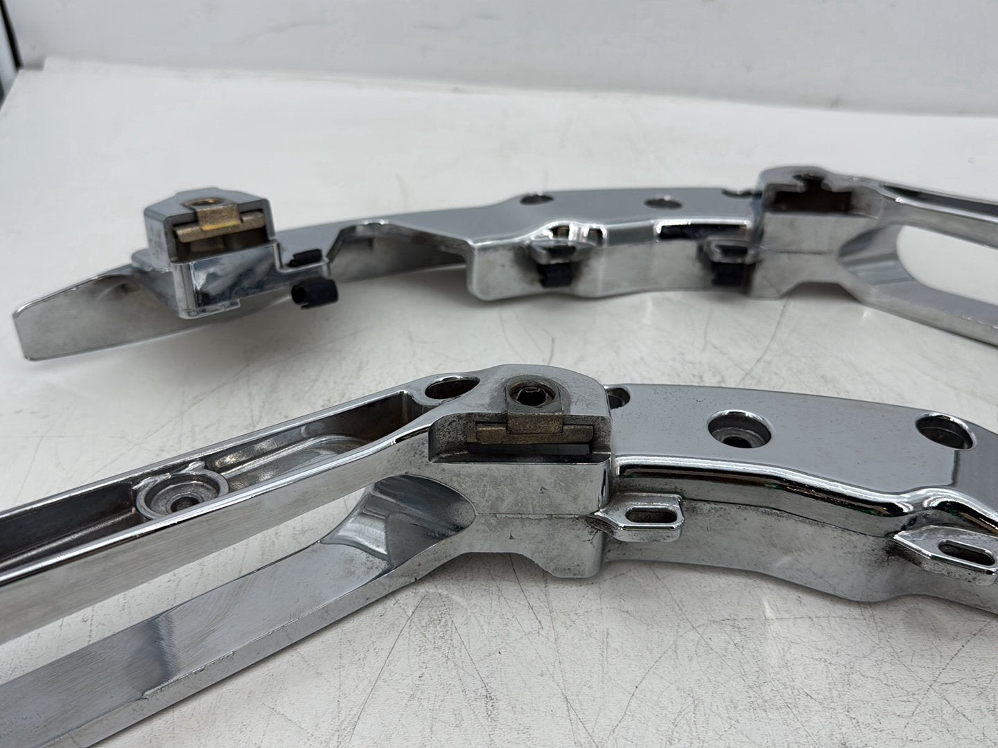 2014 Harley Street Glide Touring FLHXS OEM Left Right Saddlebag Fender Struts Brackets