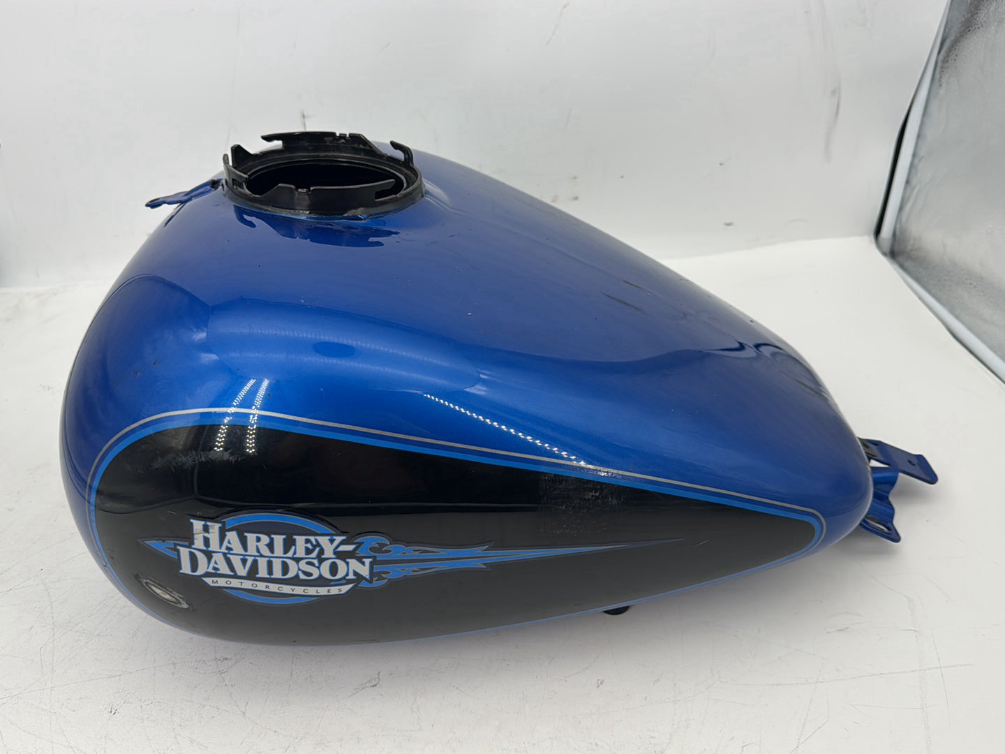 2008 Harley Touring FLHT Electra Glide OEM Fuel Gas Tank Gasoline Reservoir