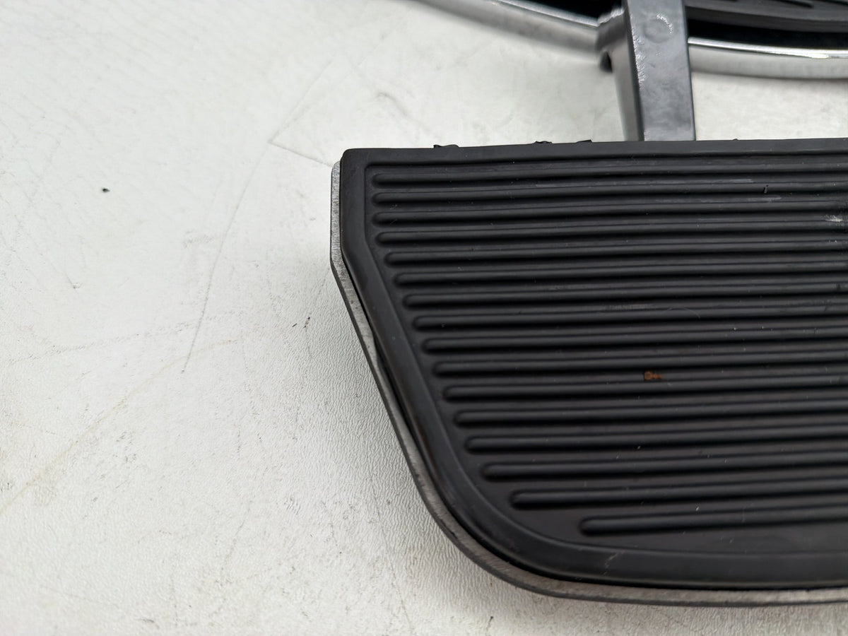 2011 Harley Electra Glide Touring Ultra OEM Left Right Driver & Pass Floorboard Foot Rest