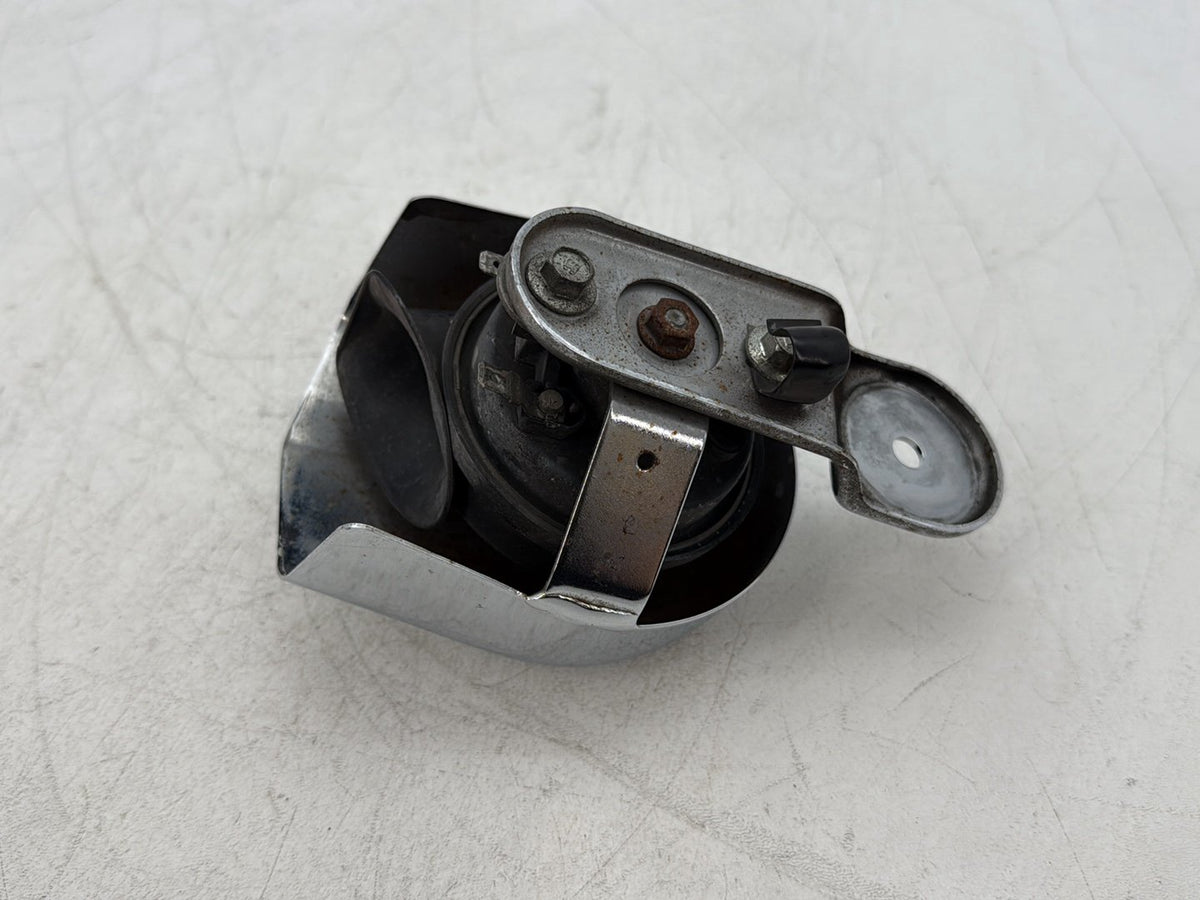 2000 Harley Dyna FXDWG Wide Glide OEM Horn Signal Klaxon Chrome Cover 69060-90F