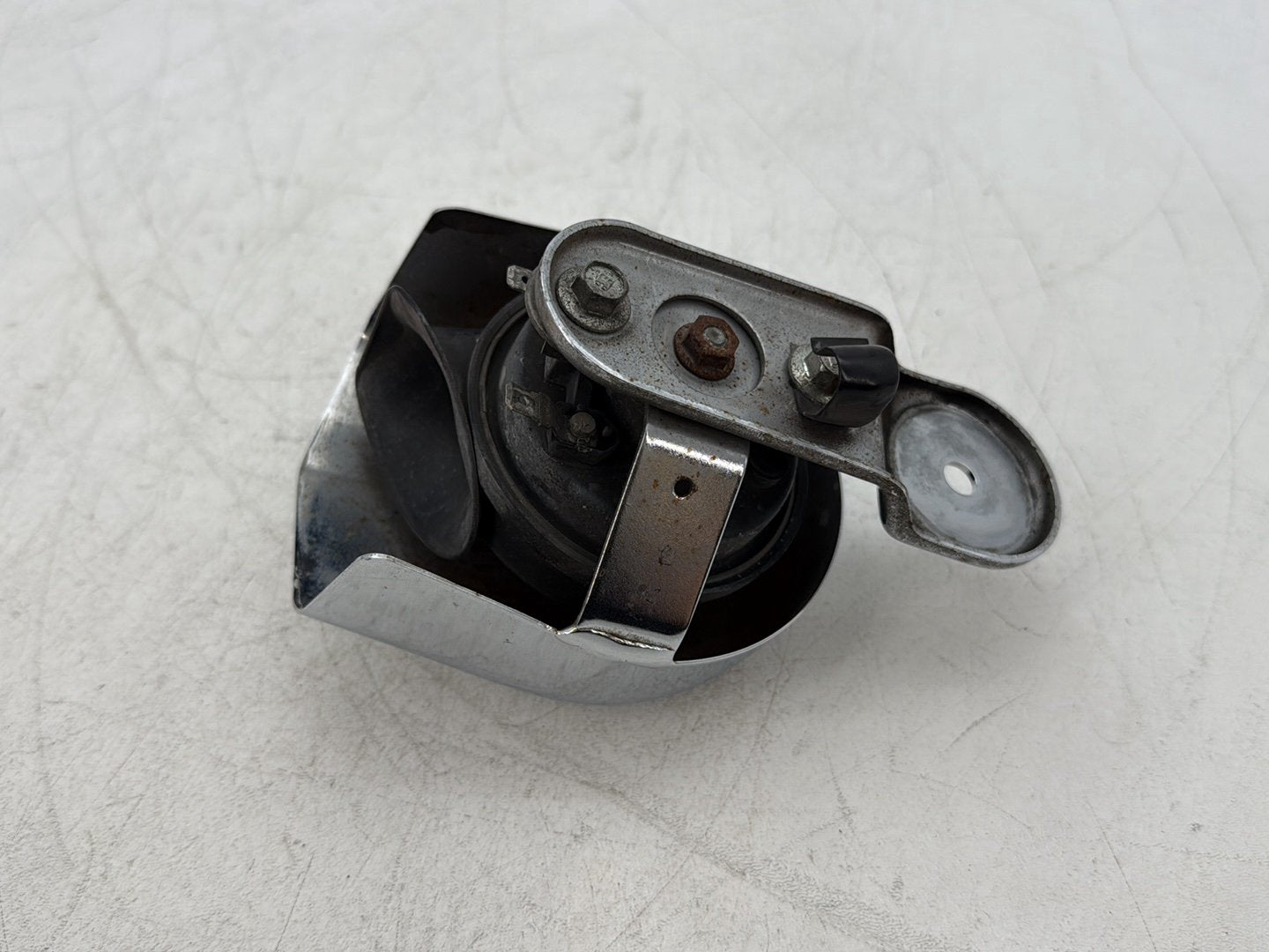 2000 Harley Dyna FXDWG Wide Glide OEM Horn Signal Klaxon Chrome Cover