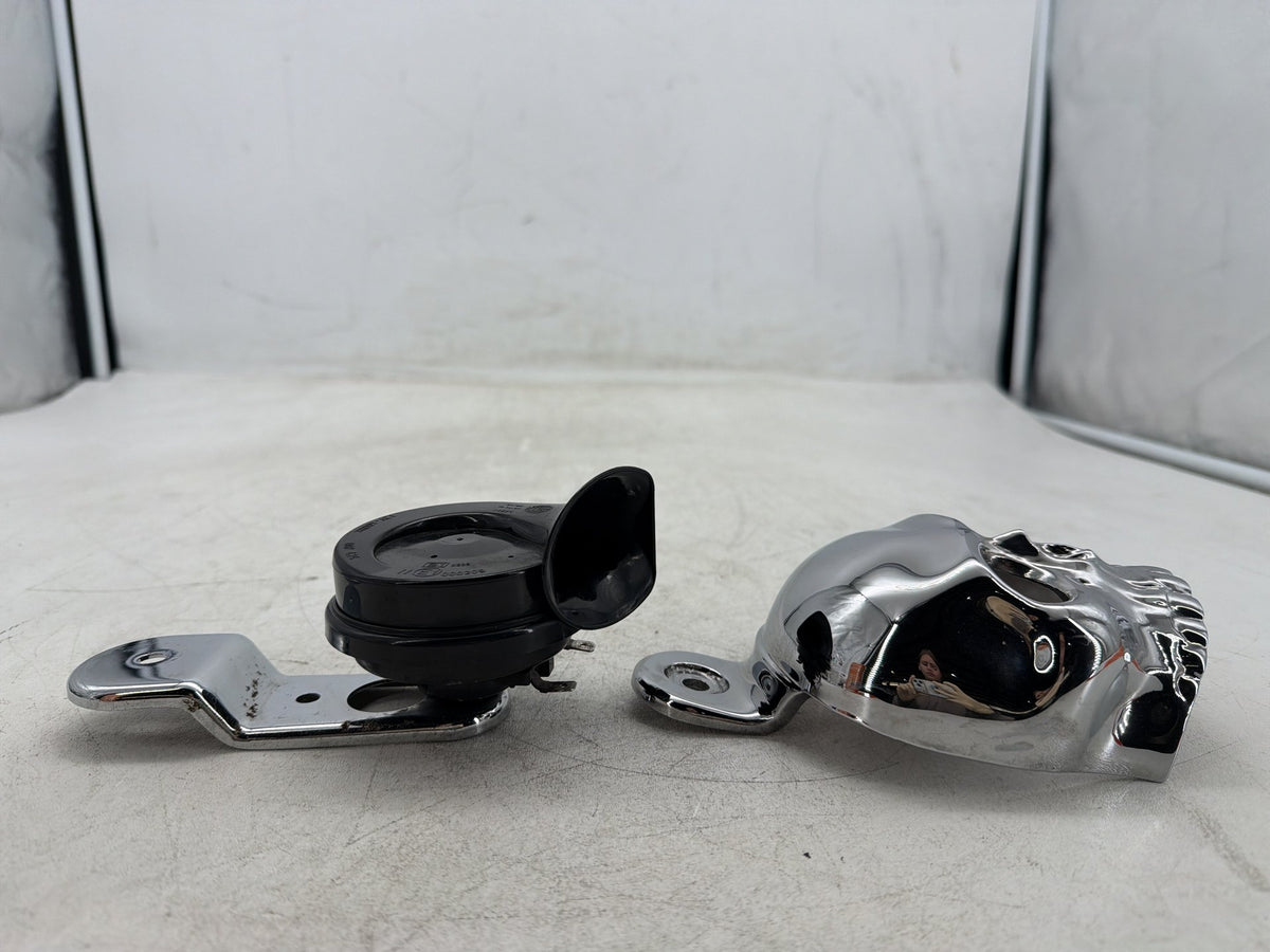 2004 Harley Electra Glide CVO Screamin Eagle Signal Horn Klaxon Beep SKULL Cover