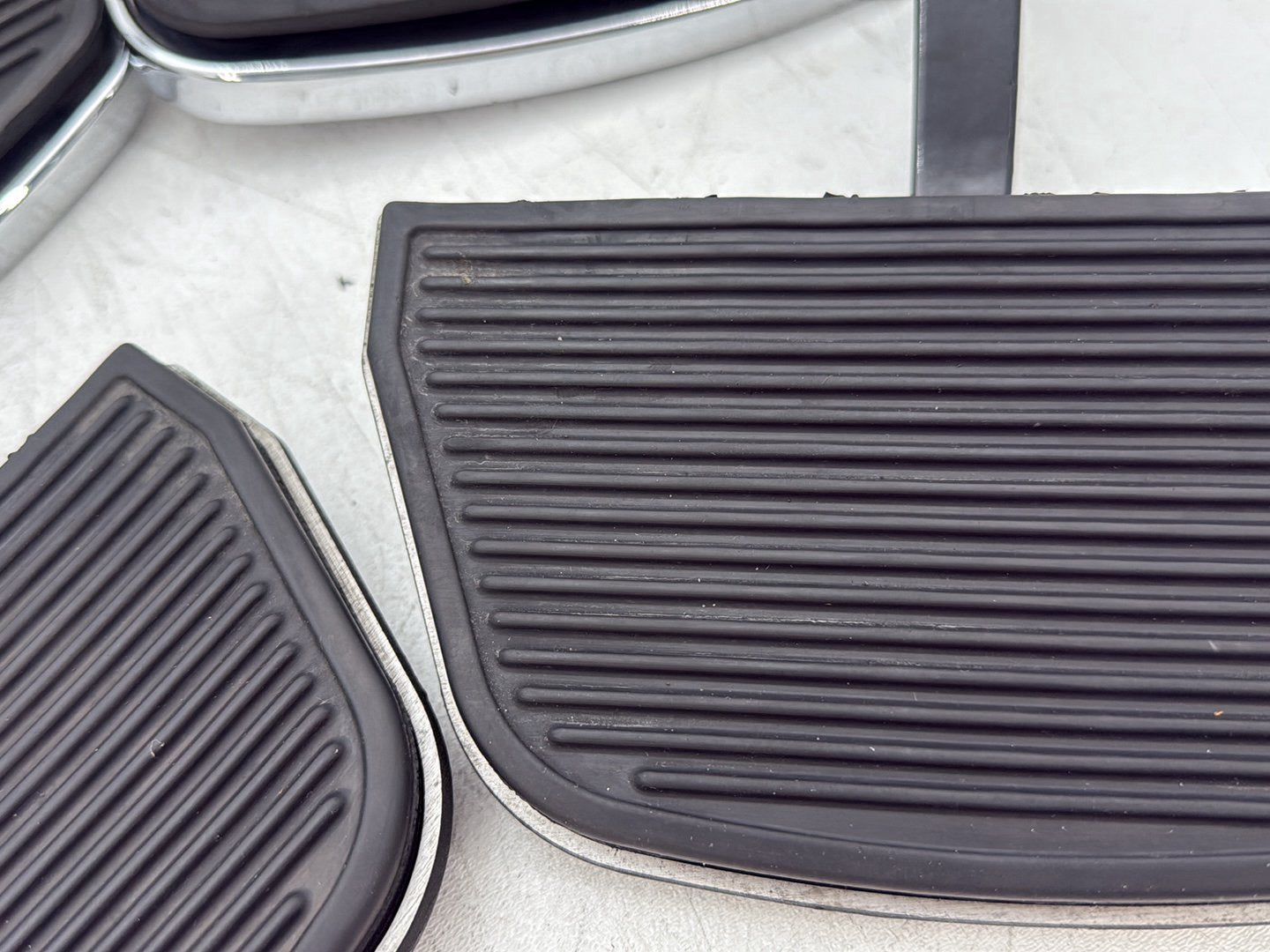 2013 Harley Electra Glide Touring Ultra FLHTCUI OEM Left Right Driver & Pass Floorboard Foot Rest