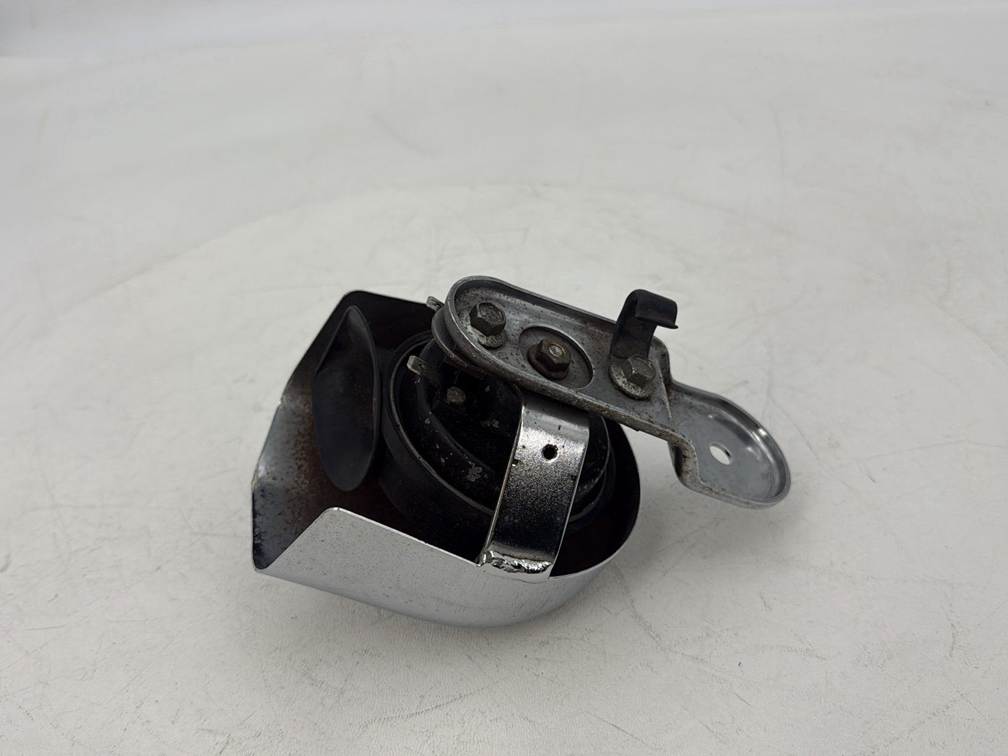 1999 - 2006 Harley-Davidson Touring Electra Glide Horn Signal Klaxon Chrome Cover 69012-93A