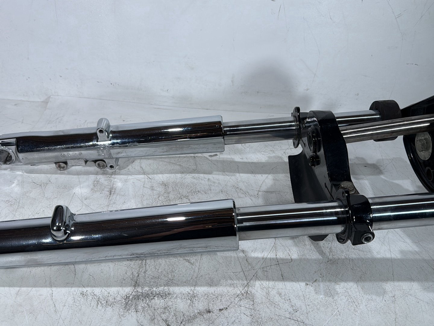 2007 Harley Touring FLHTC Electra Glide Classic OEM Front Triple Tree Set & LH RH Fork Legs Sliders