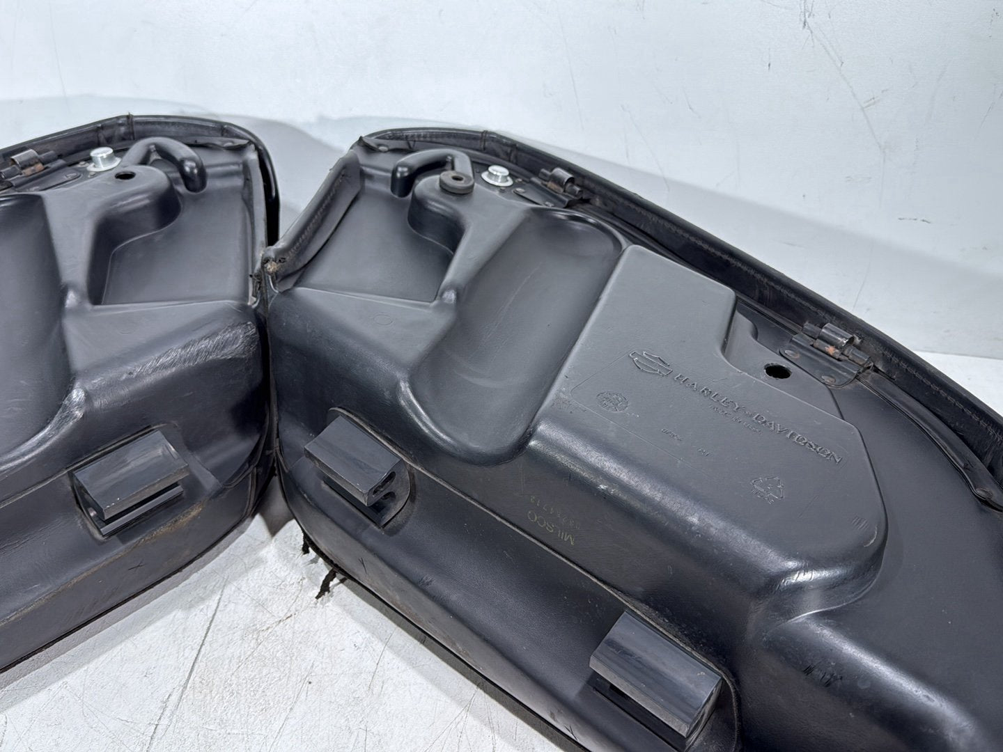 2004 Harley Road King Touring Custom FLHRSI OEM Rear Left Right Saddlebags Luggage Leather