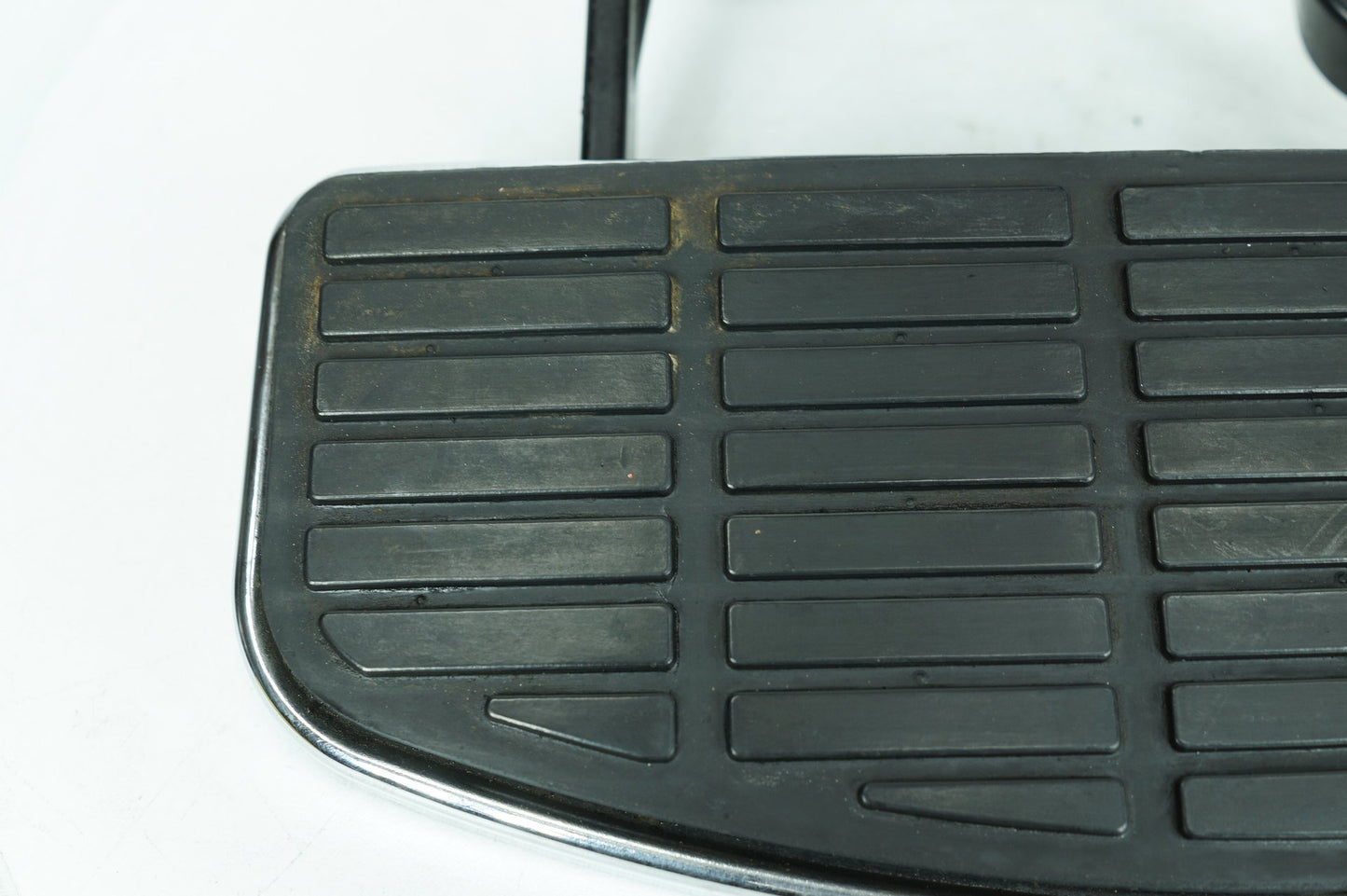 1999 - 2006 Harley-Davidson Softail Fat Boy Left Driver 1 Floorboard Foot Rest  	33630-00A