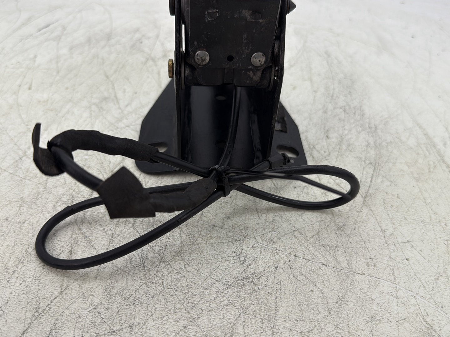 2007 Harley Touring FLHTC Electra Glide Classic OEM Adjustable Rider Backrest Lift Mount 52482-01A