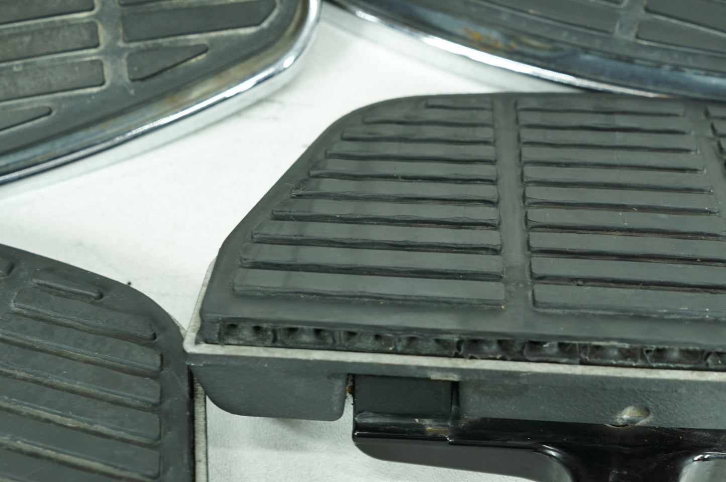 1999 - 2006 Harley-Davidson Touring Electra Glide Left Right Driver & Pass Floorboard Foot Rest 50606-86A