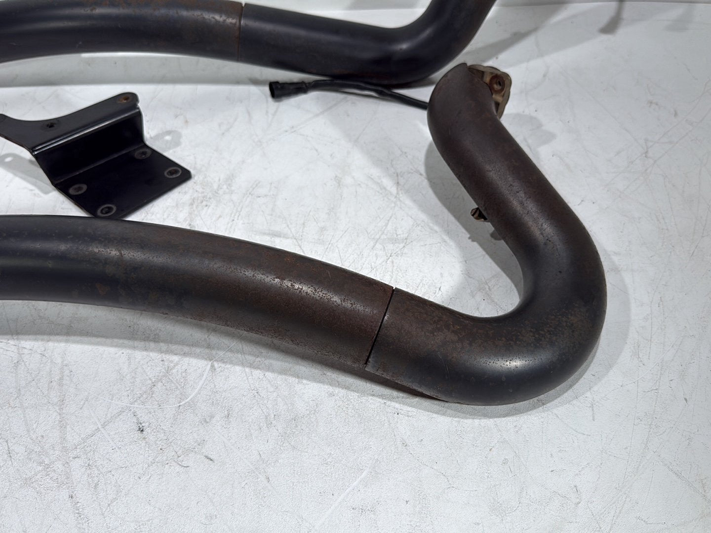 2008 Harley Dyna Fat Bob FXDF Exhaust Header Pipes Vance & Hines w/ Bracket