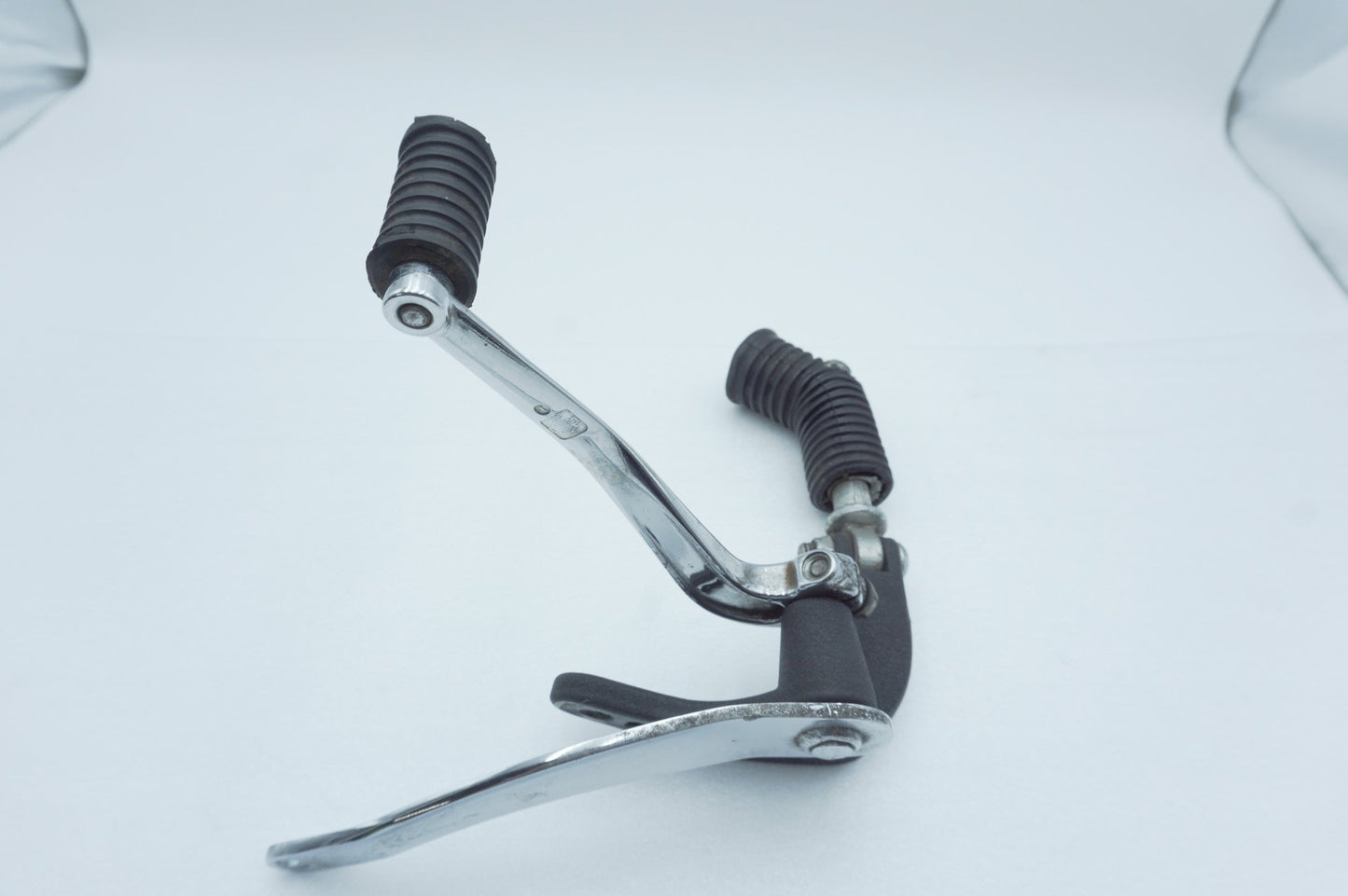 2008 - 2016 Harley-Davidson Dyna Wide Glide Left Foot Rest Support Bracket Peg 33693-03