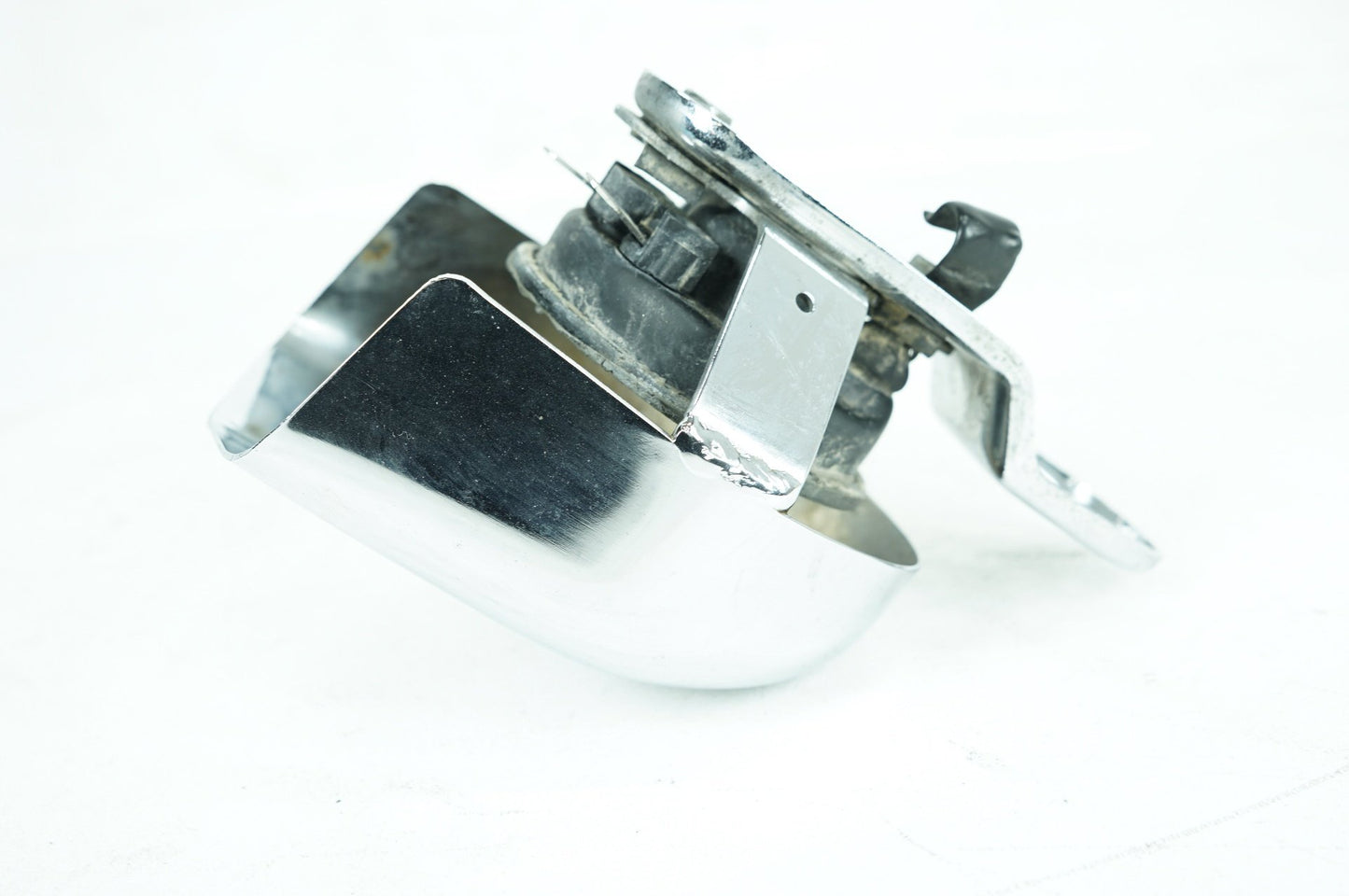2008 Harley Dyna FXDF Fat Bob OEM Horn Signal Klaxon Chrome Cover