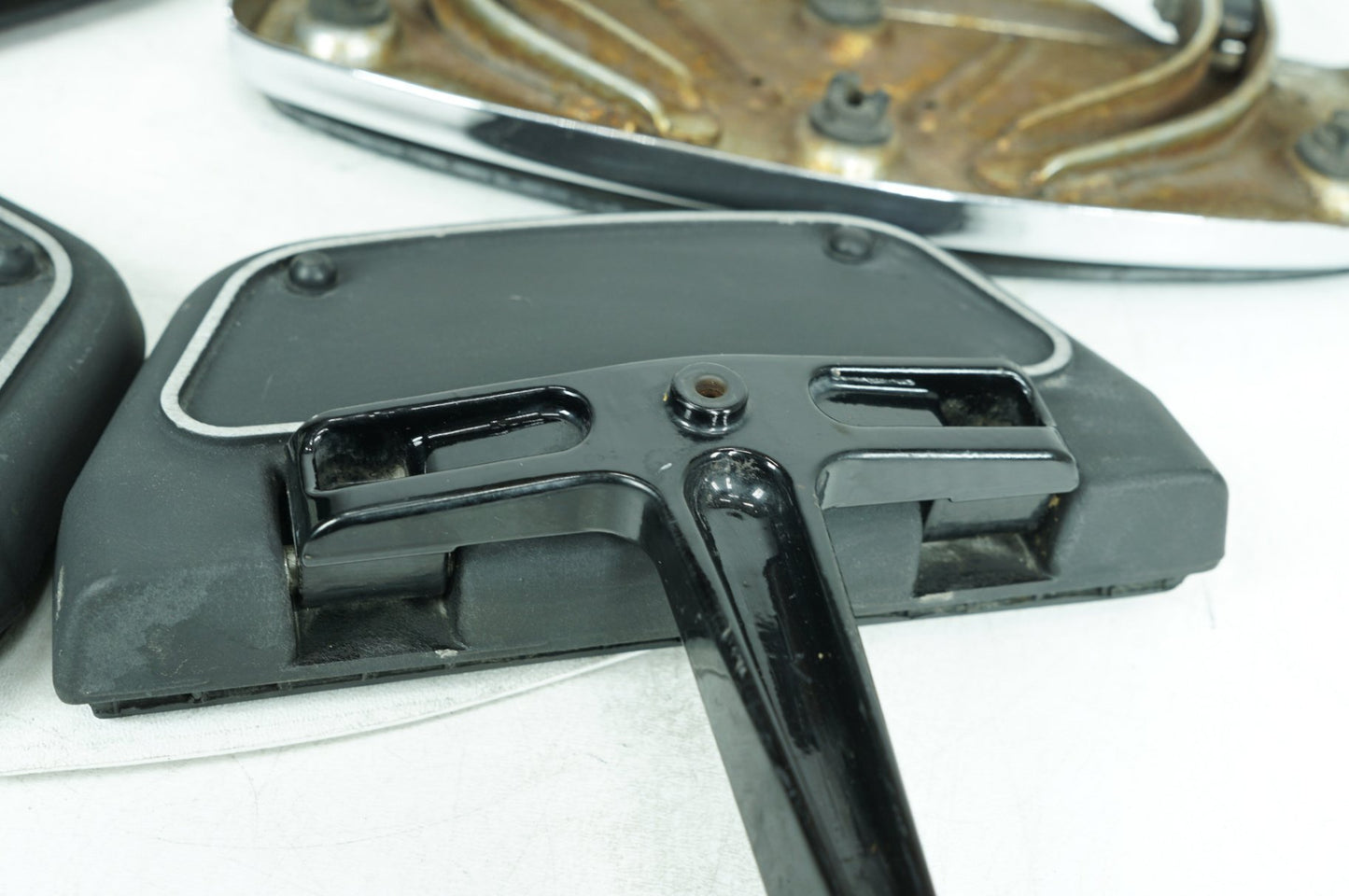 1999 - 2006 Harley-Davidson Touring Electra Glide Left Right Driver & Pass Floorboard Foot Rest 50606-86A