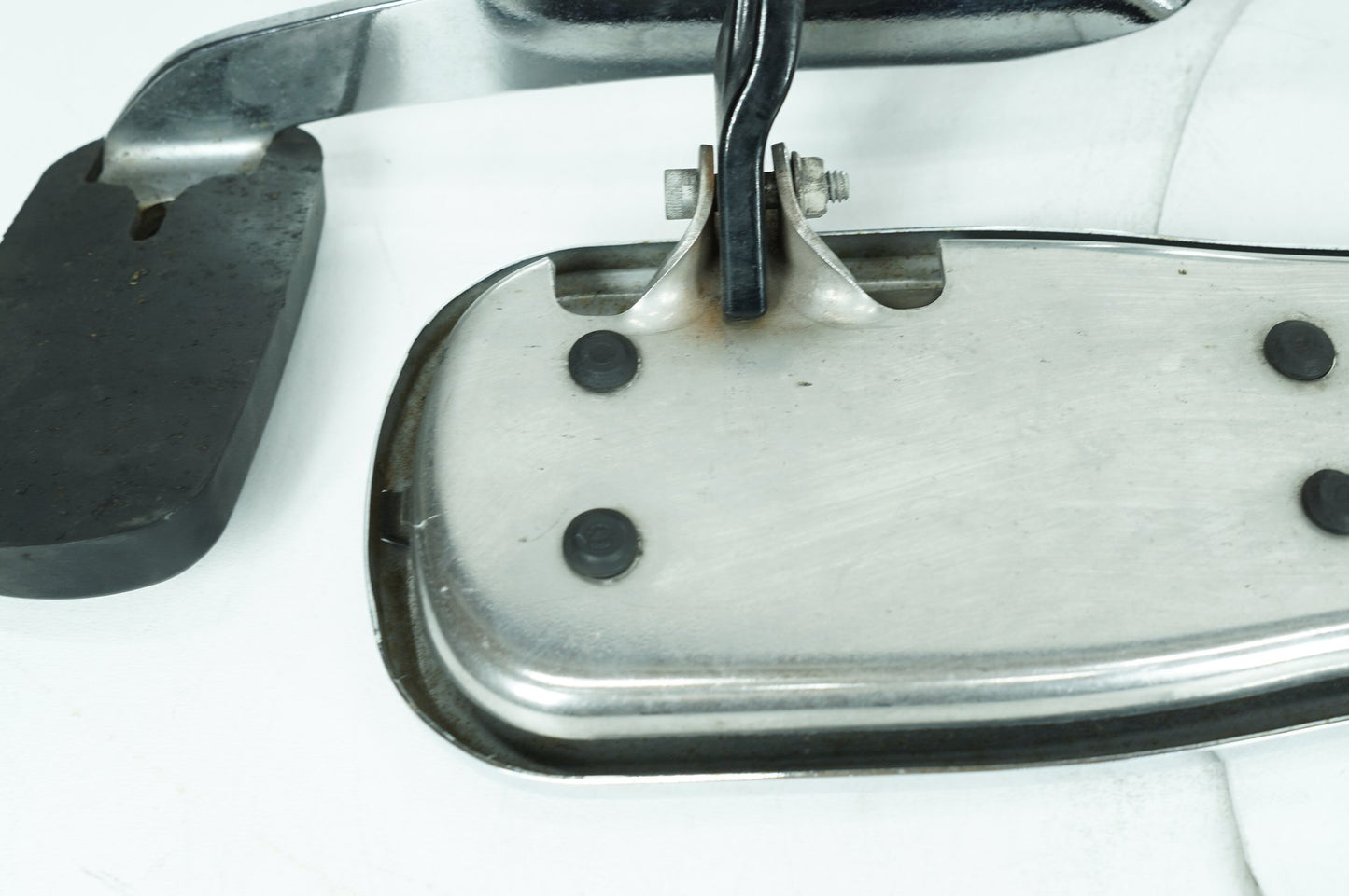 1999 - 2006 Harley-Davidson Softail Deluxe Left Right Driver Floorboard Foot Rest 42431-00A
