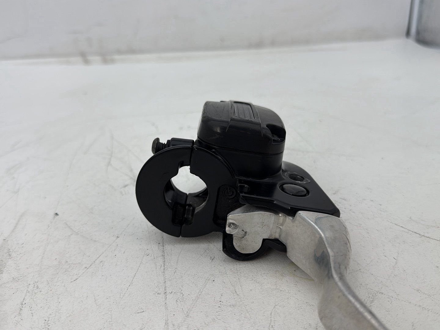 11 Harley Electra Glide Ultra FLHTK OEM Front Right Brake Lever Master Cylinder