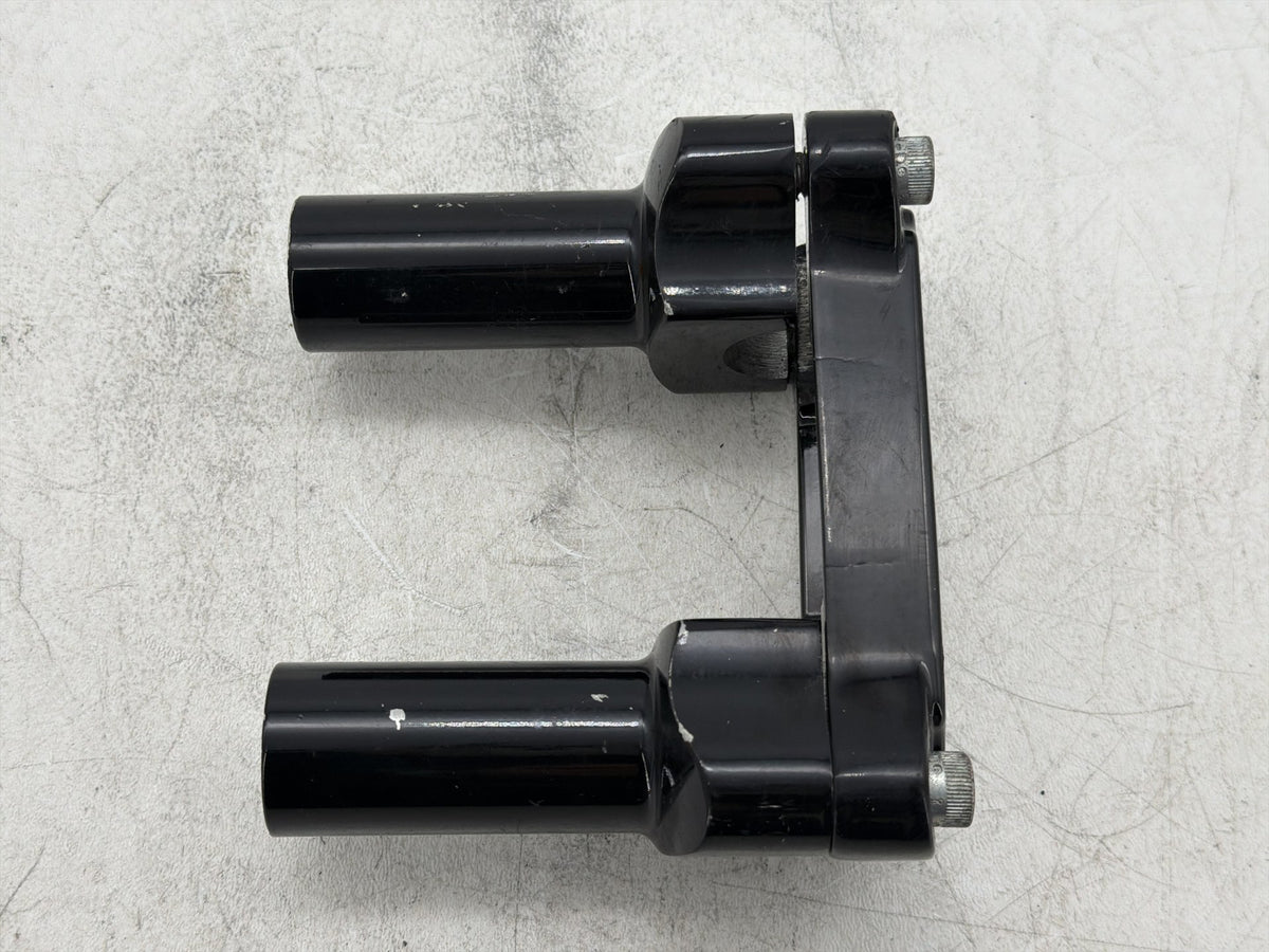2017 Harley Dyna Street Bob FXDB OEM Front Handlebar Riser Top Clamp 55900064