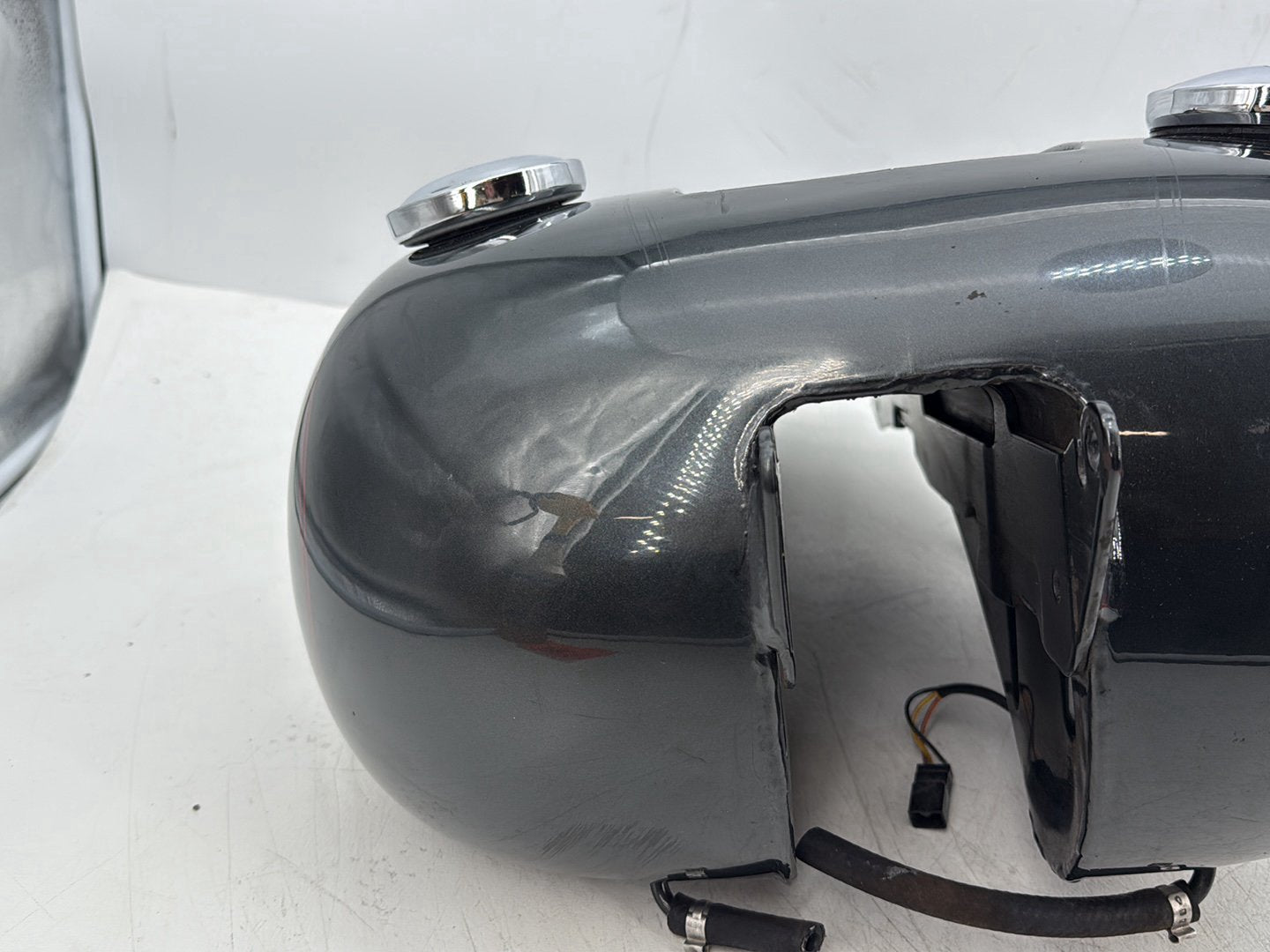 2005 Harley Dyna FXDWG Wide Glide OEM Fuel Gas Tank Gasoline Reservoir