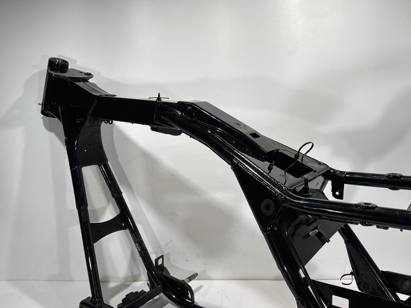 1999 - 2006 Harley-Davidson Touring Road King Body Main Frame Chassis CLN CLR  	47900-01