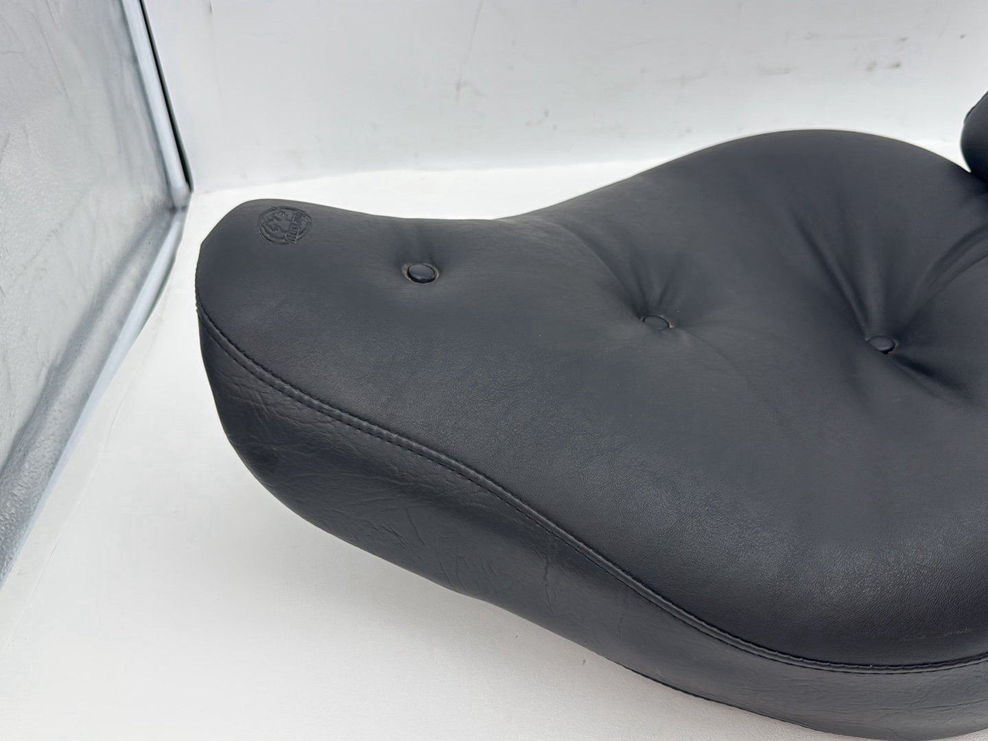 1999 - 2006 Harley-Davidson Dyna Wide Glide Passenger Rider Driver Seat Saddle MUSTANG