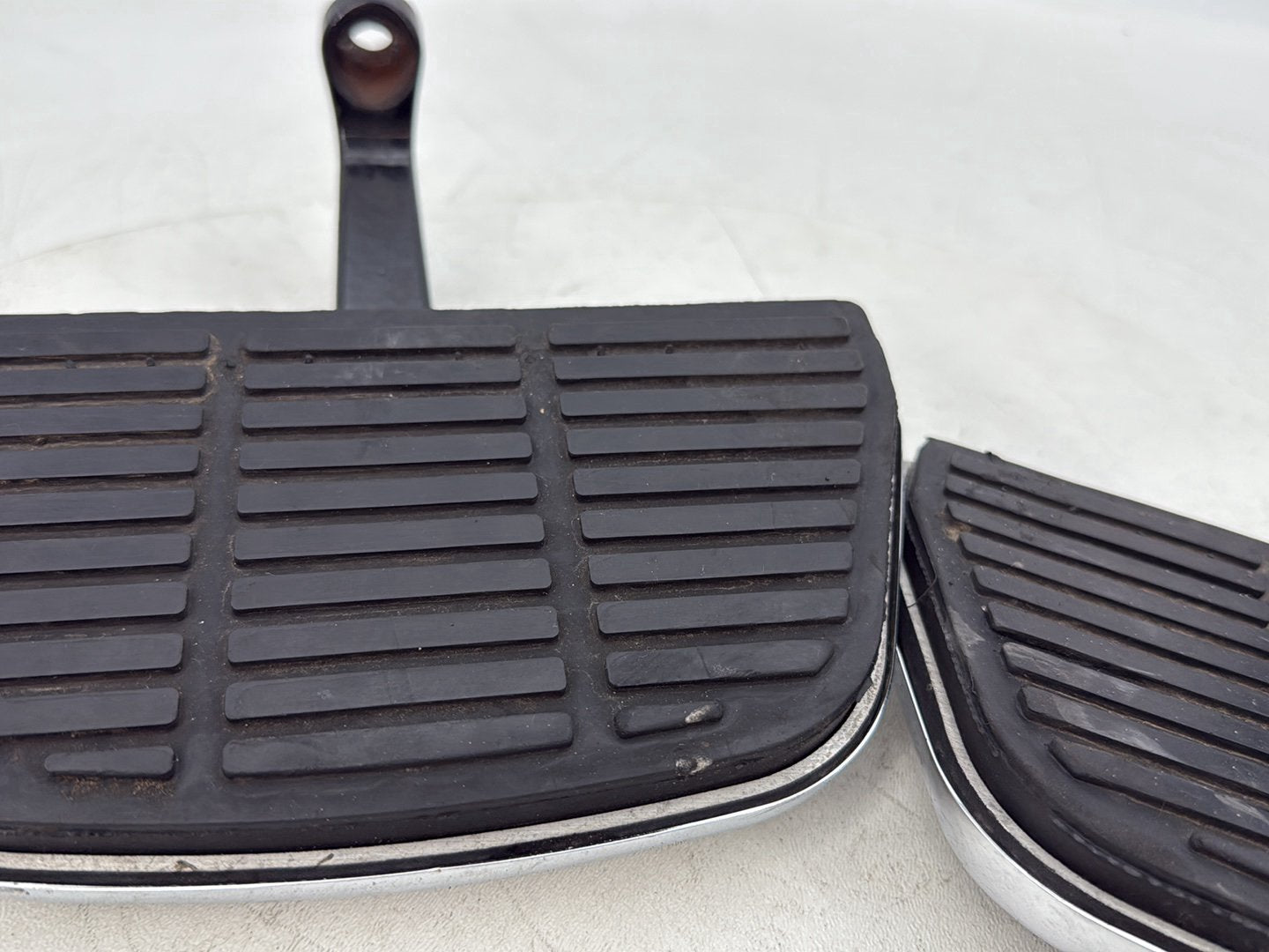 1999 - 2006 Harley-Davidson Touring Electra Glide Ultra Left & Right Passenger Floorboard Foot Rest 50606-86A