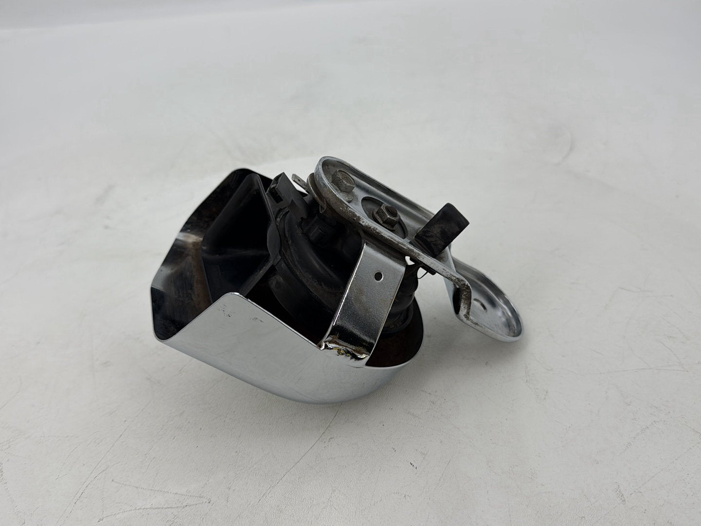 2007 - 2011 Harley-Davidson Touring Electra Glide Ultra Horn Signal Klaxon Chrome Cover 69012-93A