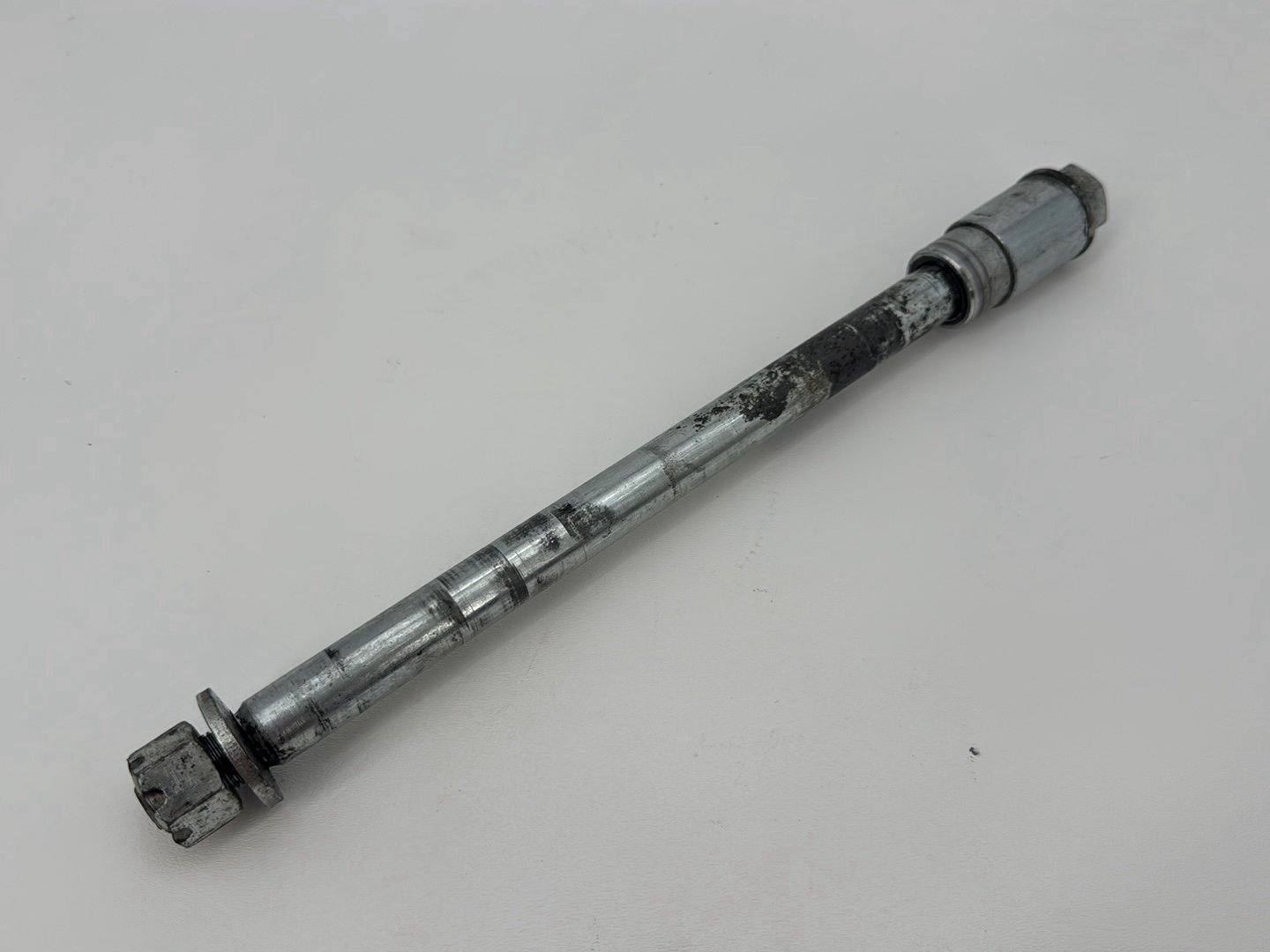 1999 - 2006 Harley-Davidson Dyna Wide Glide Rear Wheel Axle Bolt Shaft 41114-90