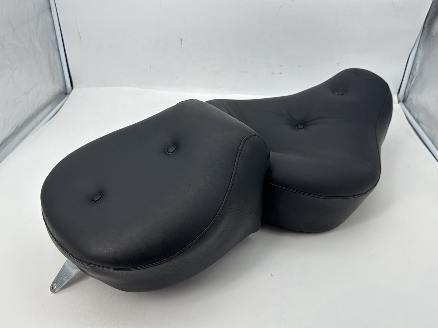 1999 - 2006 Harley-Davidson Dyna Wide Glide Passenger Rider Driver Seat Saddle MUSTANG
