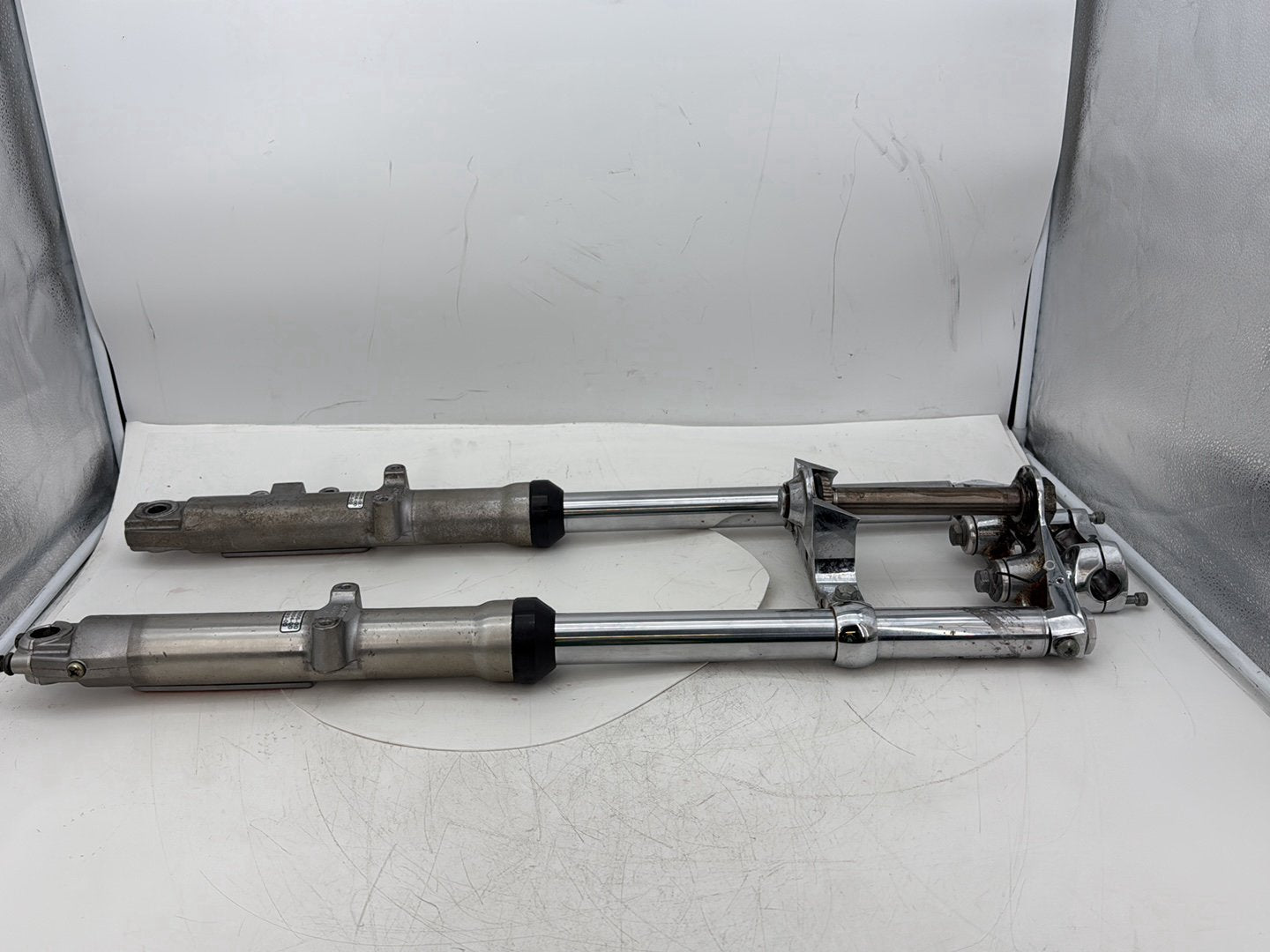 2005 Harley Dyna FXDWG Wide Glide OEM Front Triple Tree Set & LH RH Fork Legs Sliders