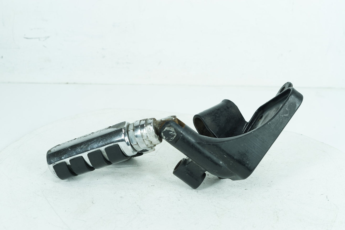 2000 - 2006 Harley-Davidson Softail Deuce Right Driver Foot Controls Peg Rest 42507-00B