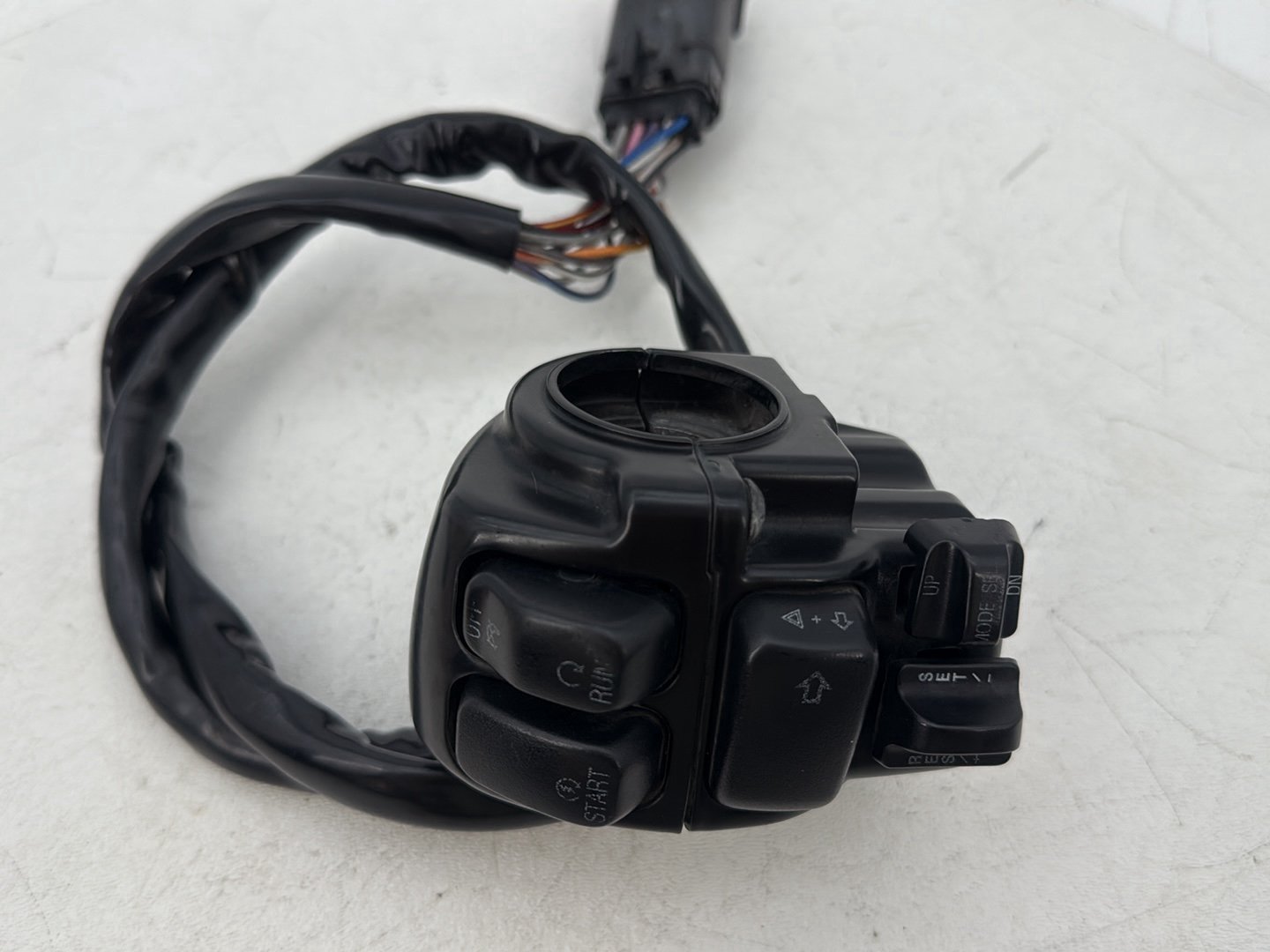 2008 - 2016 Harley-Davidson Touring Electra Glide Ultra Right Engine Start Kill Switches Controls 	71684-06A