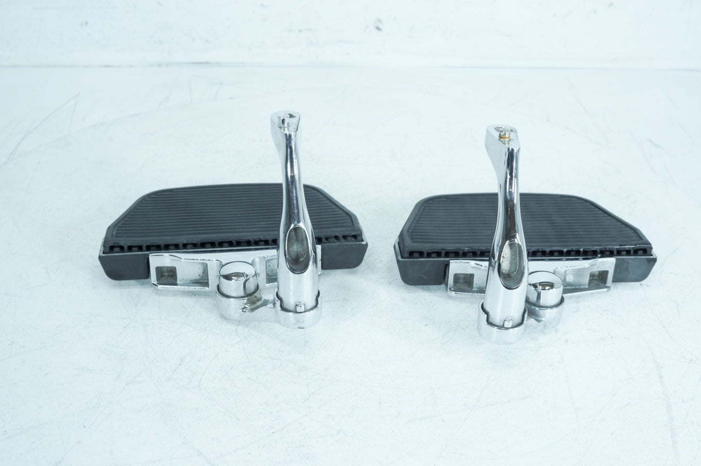 2007 - 2011 Harley-Davidson Touring Electra Ultra Left & Right Passenger Floorboard Foot Rest 50613-91A