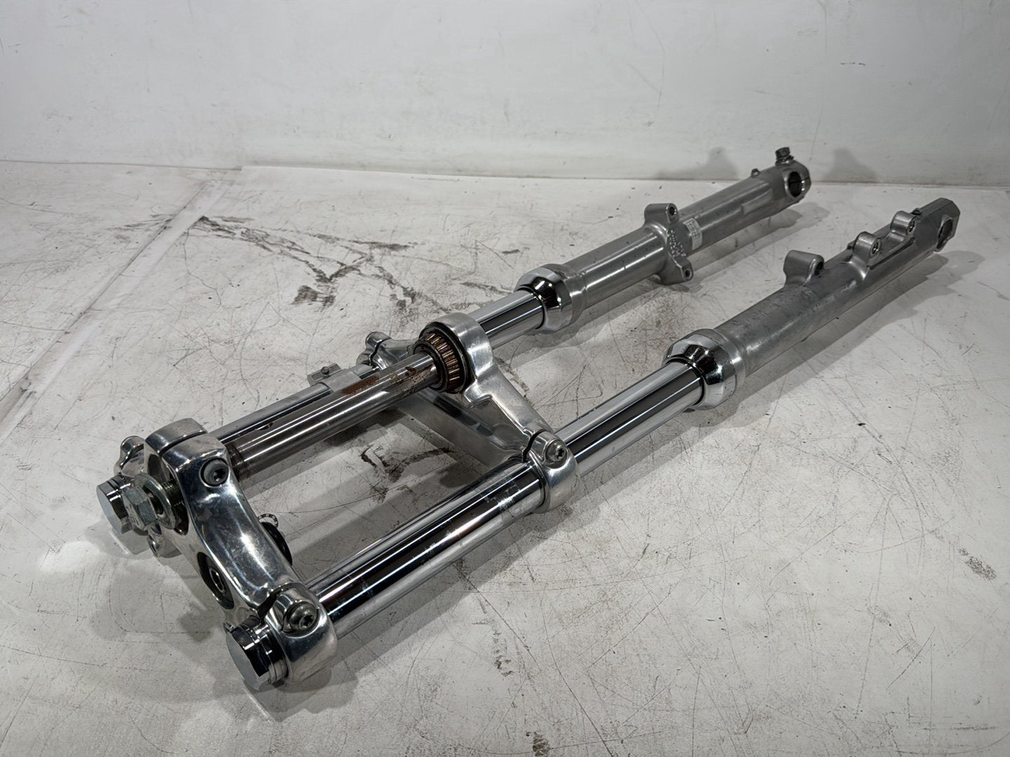 2004 Harley Dyna Super Glide FXDI OEM Front Triple Tree Set & LH RH Fork Legs Sliders