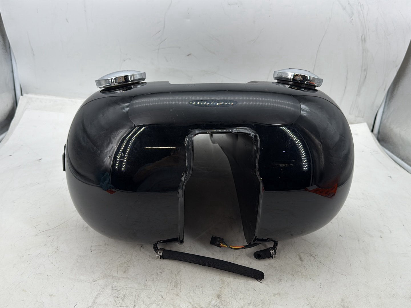 2012 Harley Dyna FXDF Fat Bob OEM Fuel Gas Tank Gasoline Reservoir