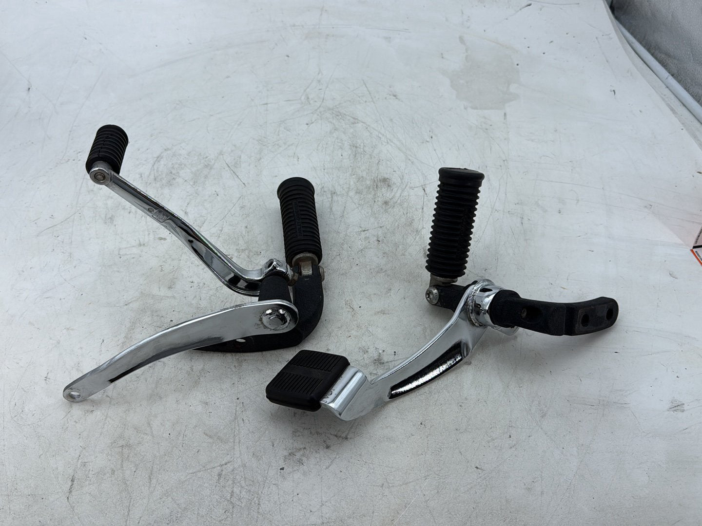 2012 Harley Dyna FXDF Fat Bob OEM Left Right Foot Brake Control Pegs
