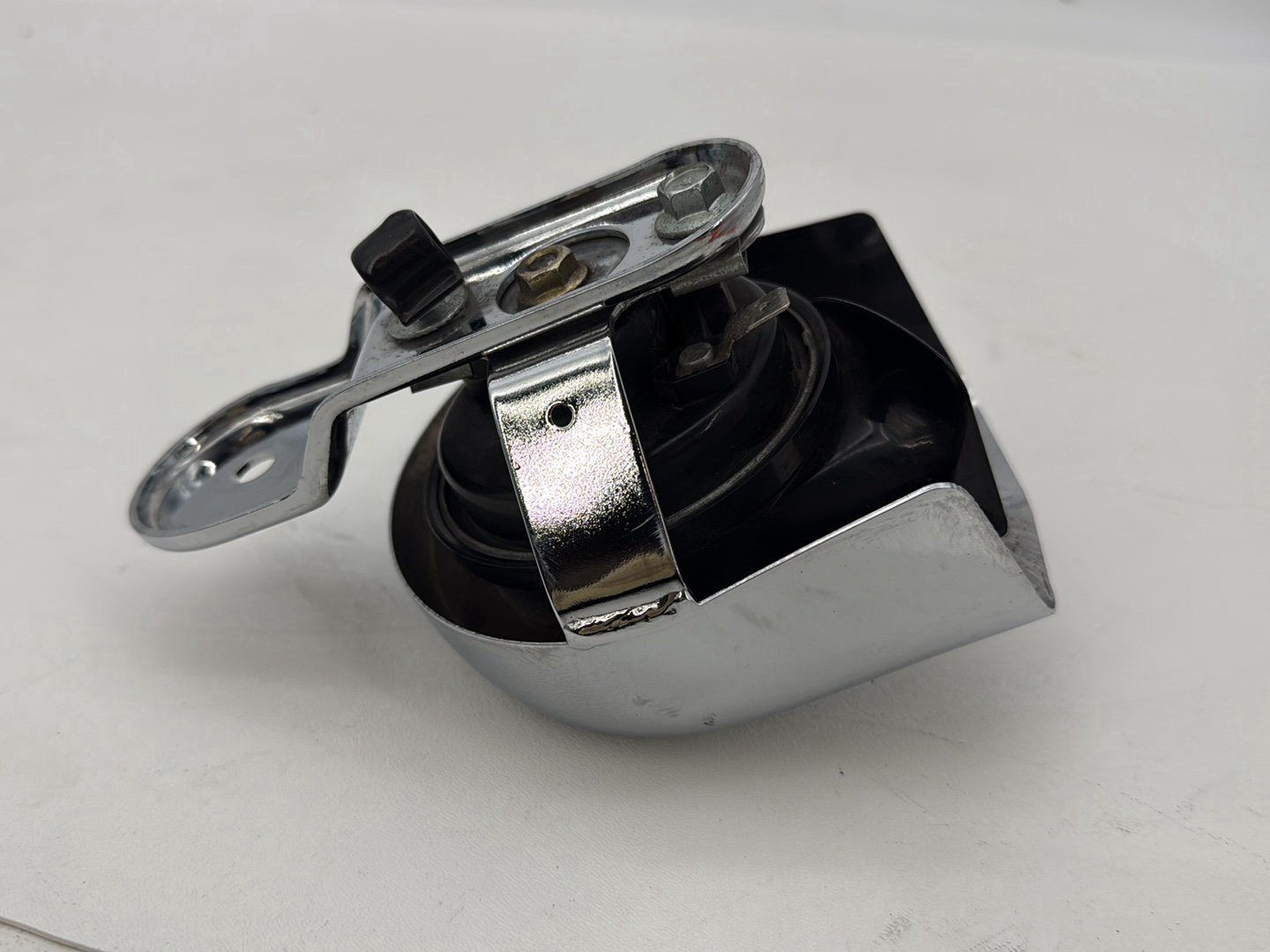 1999 - 2006 Harley-Davidson Dyna Low Rider Horn Signal Klaxon Chrome Cover 69012-93A