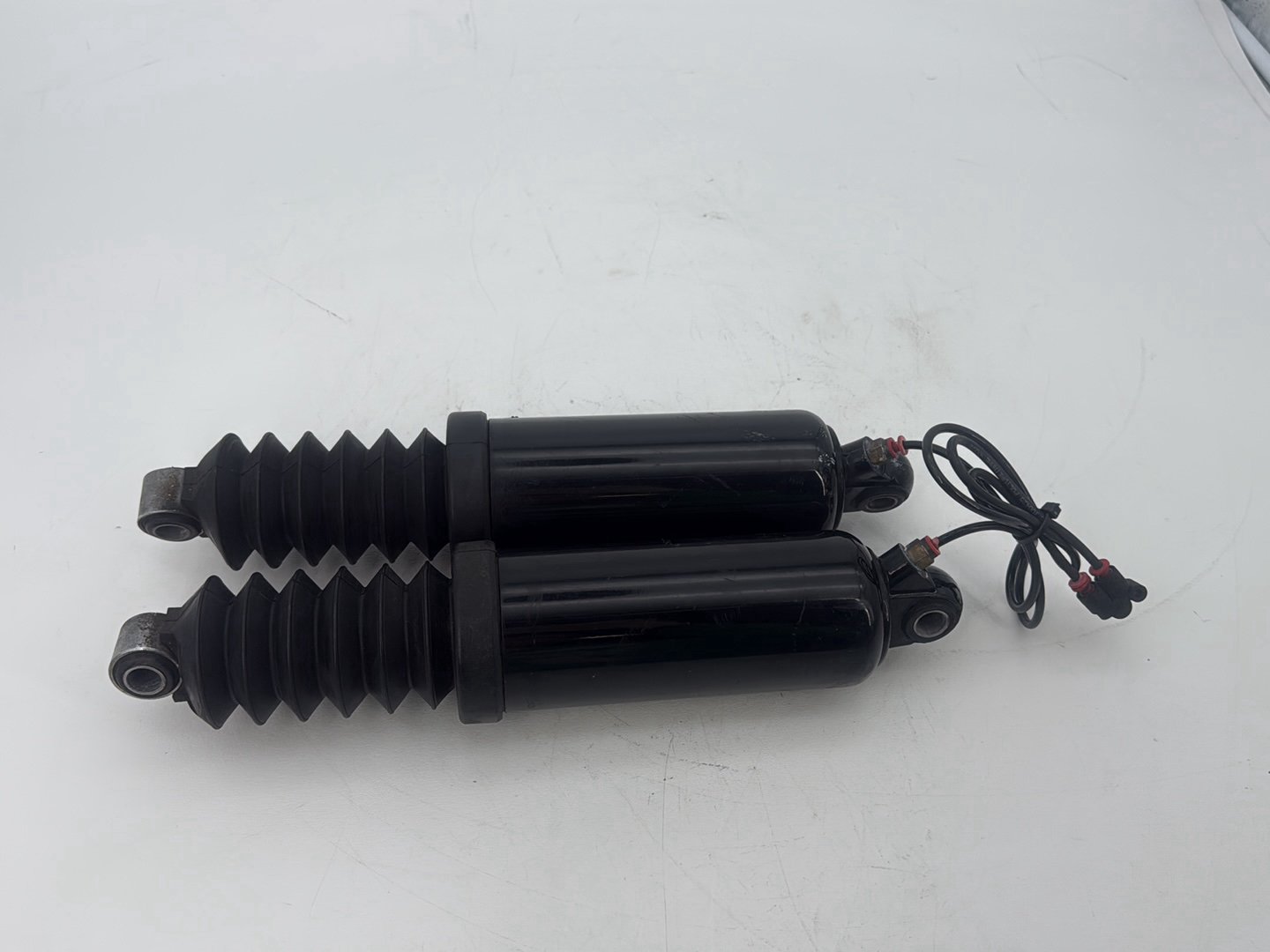 2005 Harley Touring FLHRCI Road King Classic OEM Rear Left Right Shock Absorbers
