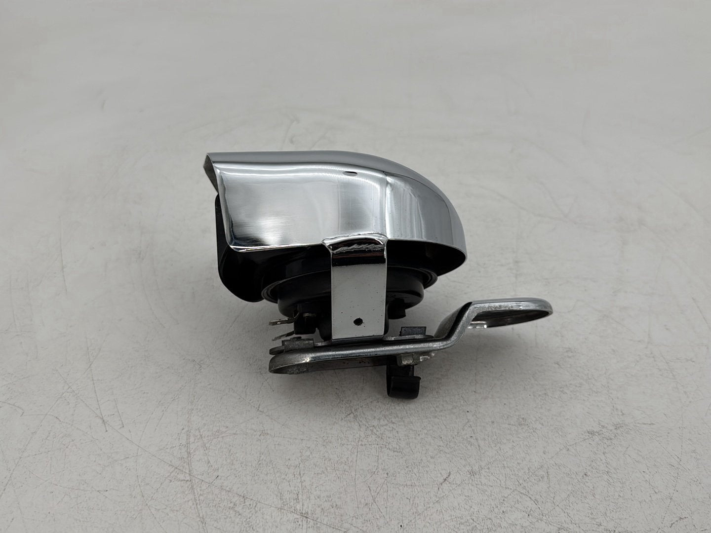 1999 - 2006 Harley-Davidson Dyna Super Glide Horn Signal Klaxon Chrome Cover  	69012-93A