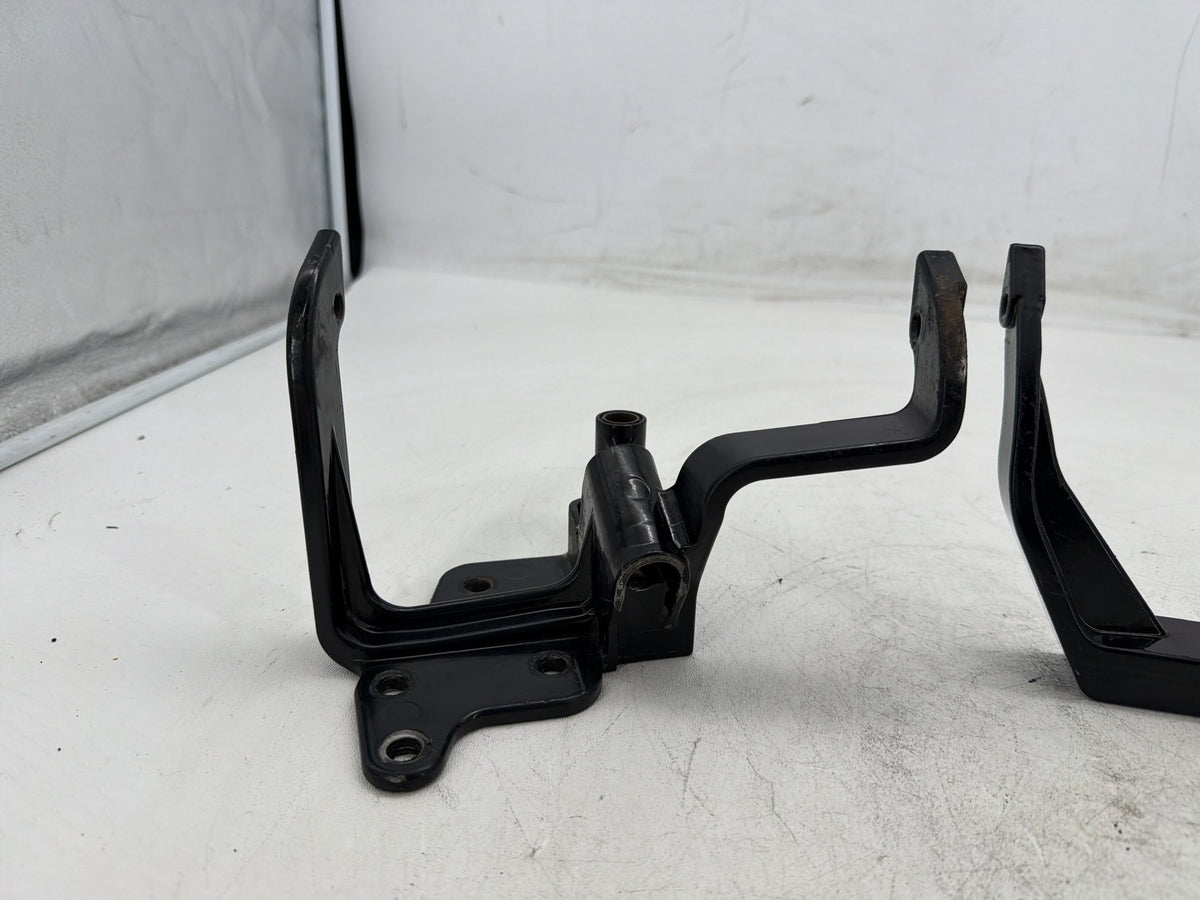 2001 Harley Heritage Softail Classic Left Right Foot Rest Peg Support Bracket