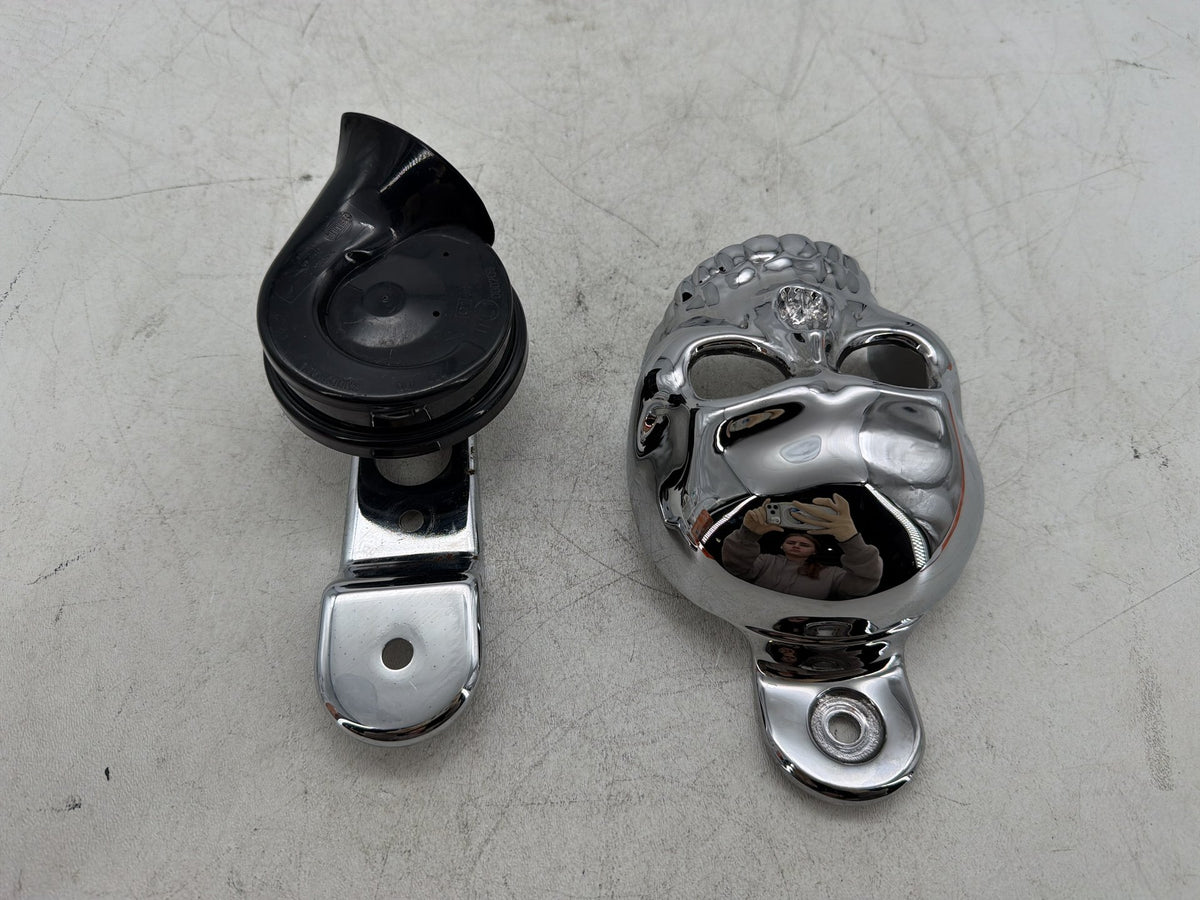 2004 Harley Electra Glide CVO Screamin Eagle Signal Horn Klaxon Beep SKULL Cover