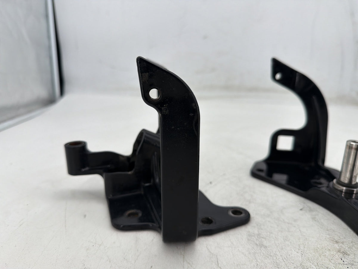 2001 Harley Heritage Softail Classic Left Right Foot Rest Peg Support Bracket