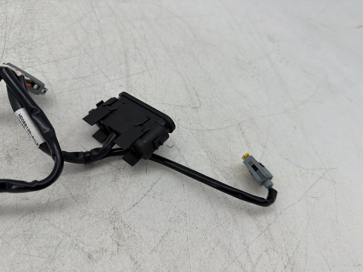 2017 Harley Dyna Street Bob FXDB OEM Dash Indicator Lamp Wire Plug In 68789-96A