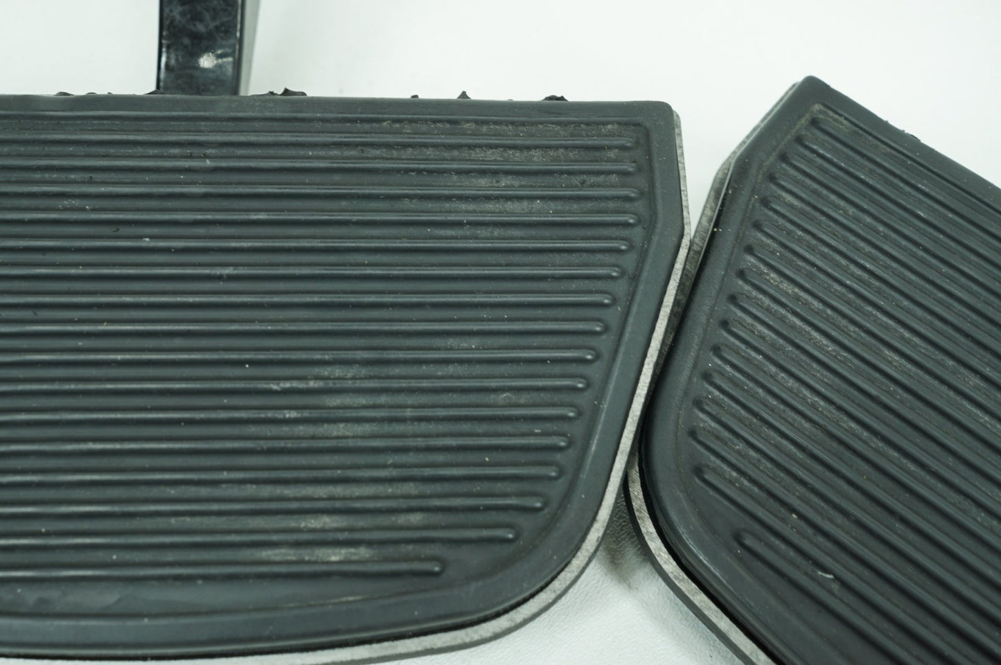 2007 - 2013 Harley-Davidson Touring Electra Glide Classic Left & Right Passenger Floorboard Foot Rest 50613-91A