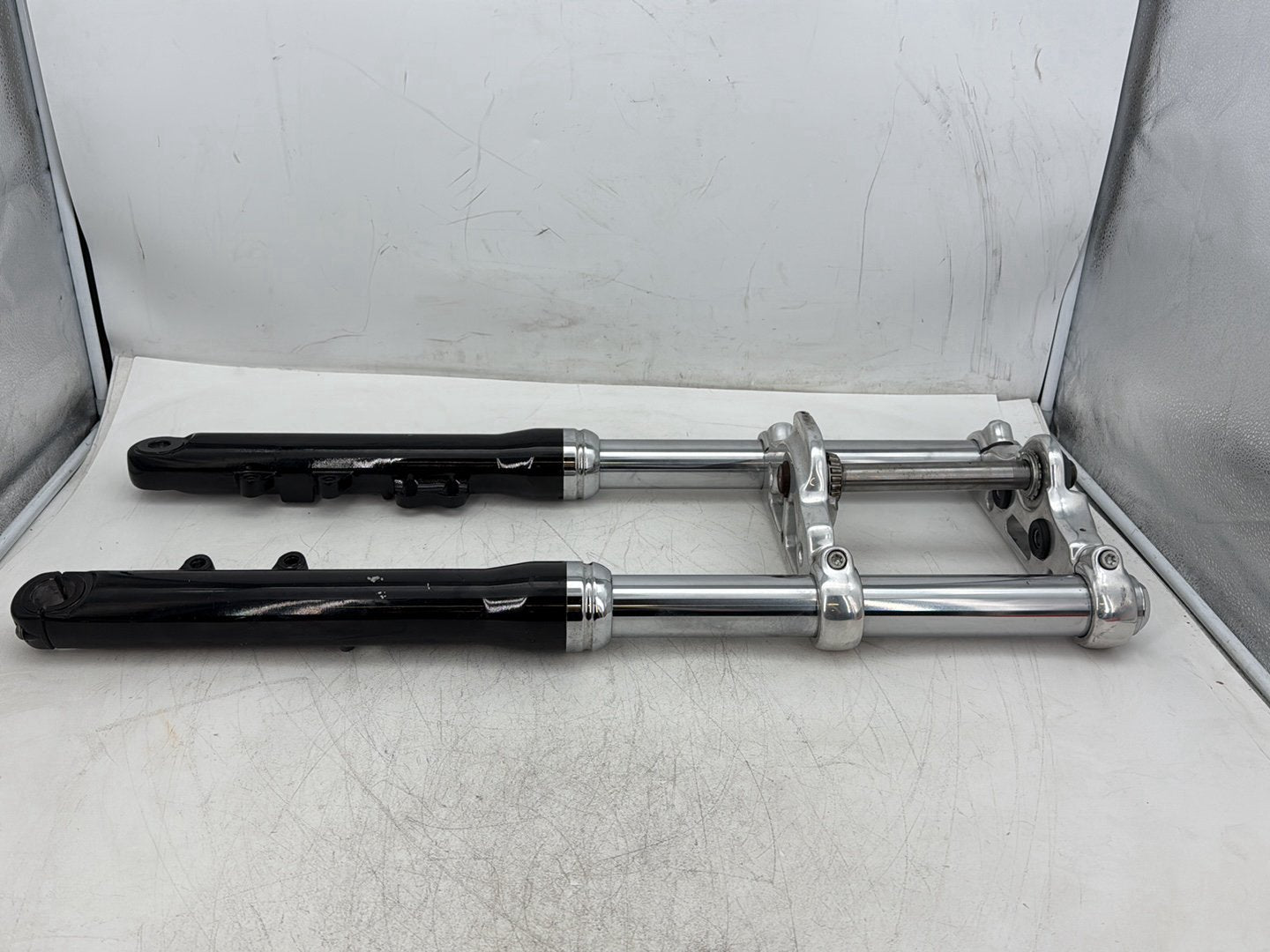 2010 Harley Dyna Fat Bob FXDF OEM Front Triple Tree Set & LH RH Fork Legs Sliders
